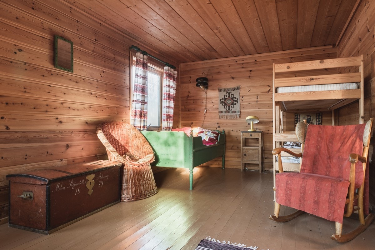 Kloakkrør og pumpeledning er lagt frem ved siden av vannkranen. Galleribilde