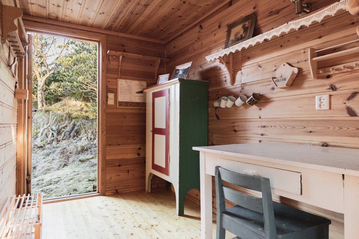Hytten ligger knappe 35 minutter fra Bergen, og 10 minutter fra Sartor. Galleribilde