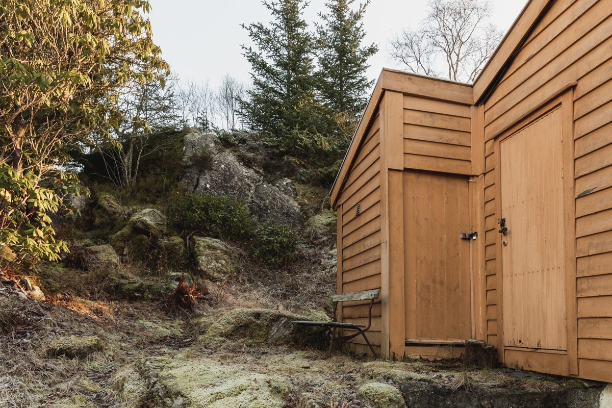 Utvendig går hytten fint i harmoni med omgivelsene og den store hagen. Galleribilde