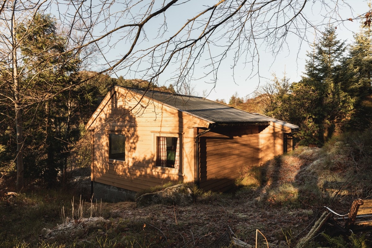 Hytten ligger idyllisk til like ved sjøen. Galleribilde