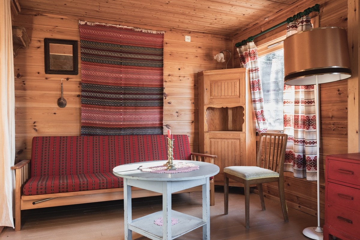 Hytten har innlagt strøm og kjørbar vei helt fram til hytten. Galleribilde