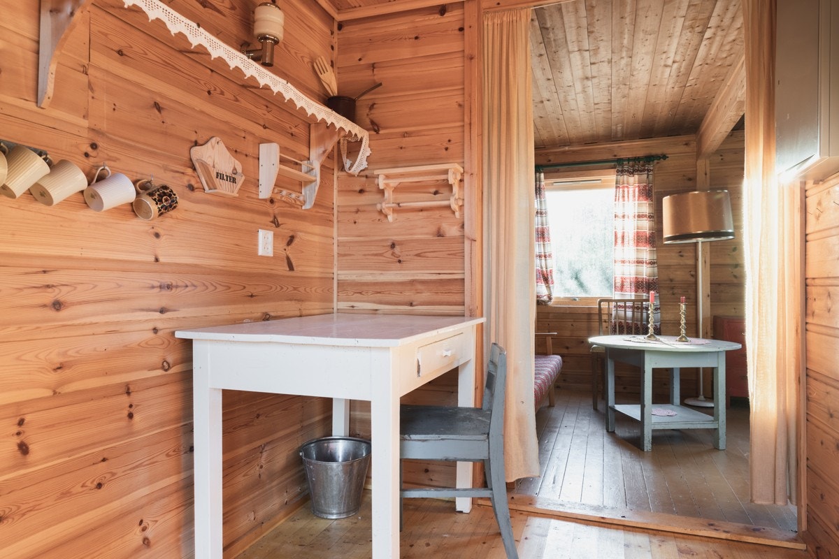 Hytten går over ett plan. Galleribilde