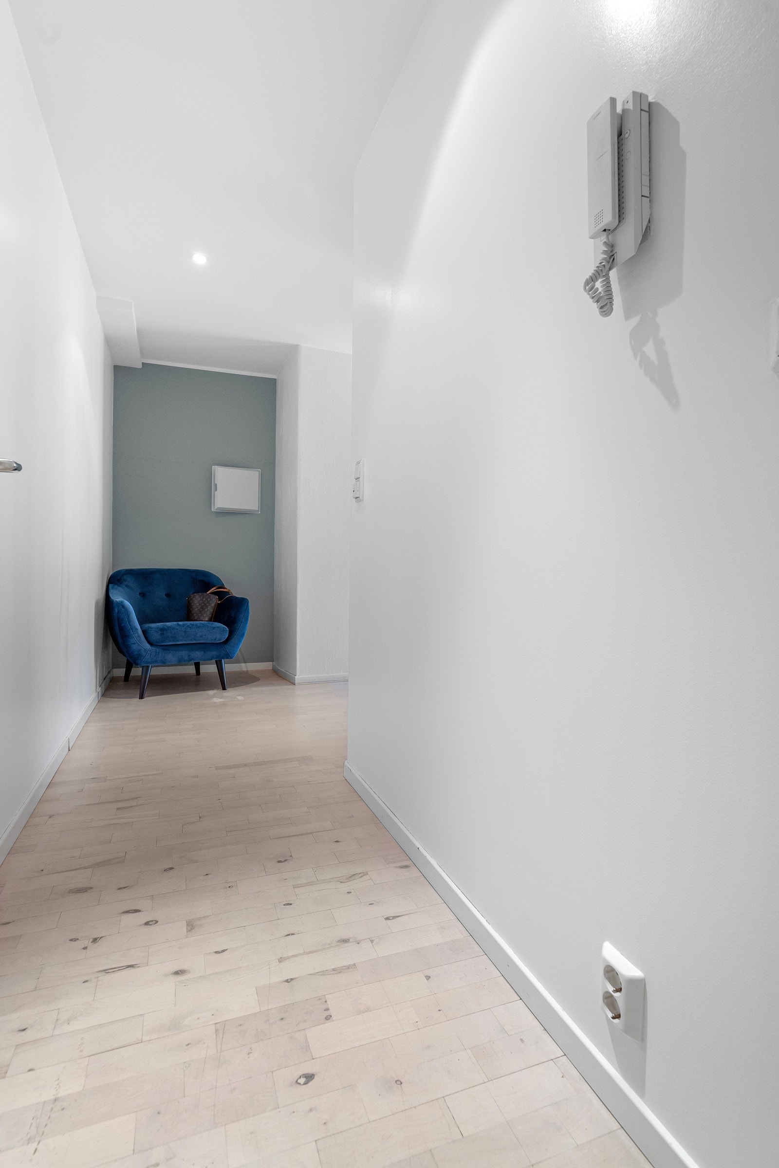 Inngangsparti med plass til oppheng. Galleribilde