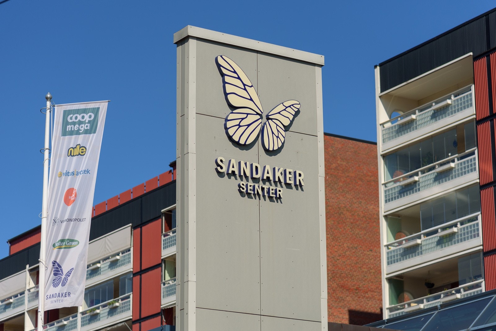 Sandaker senter med matvarebutikk, apotek og vinmonopol. Galleribilde