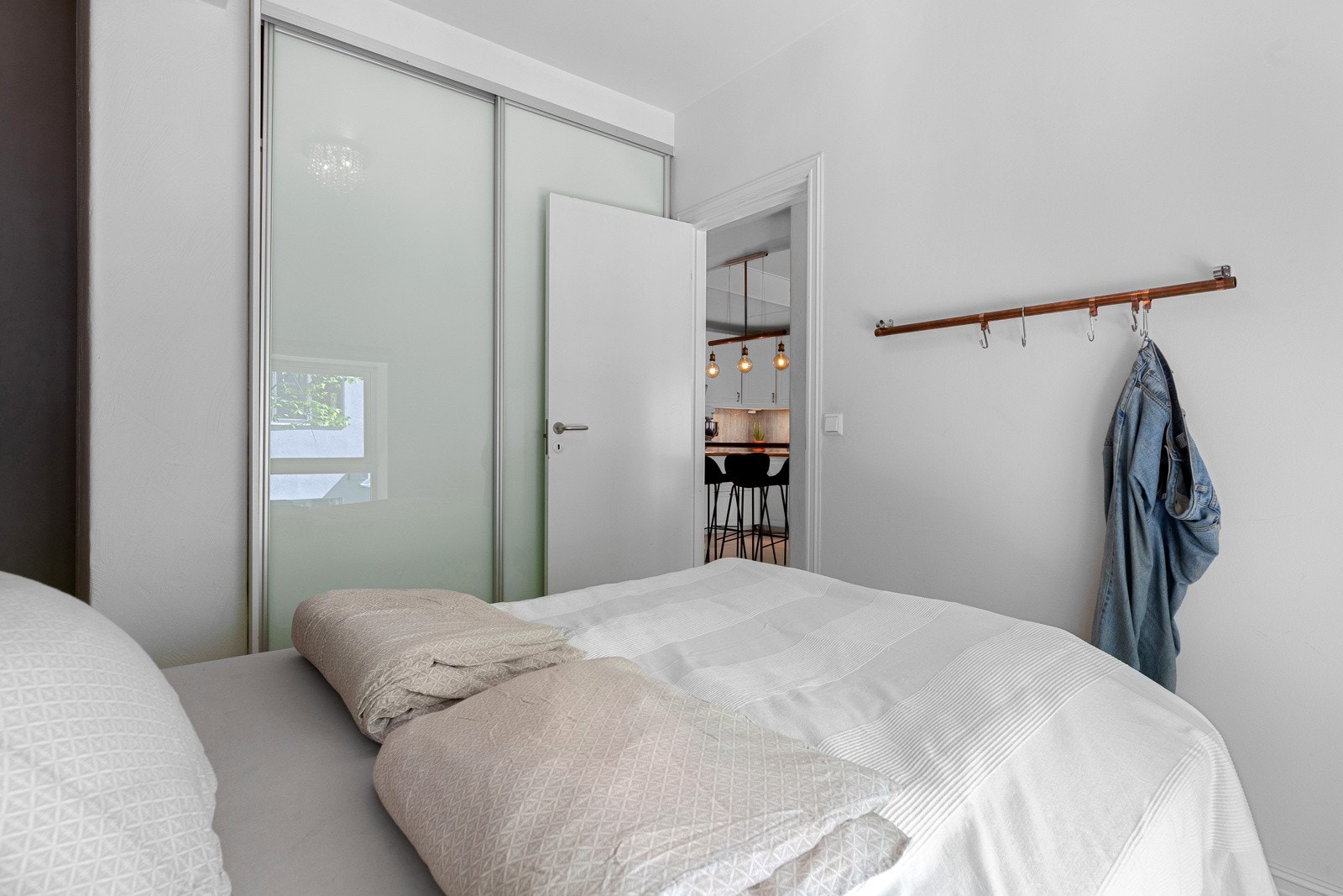 Stor skyvedørsgarderobe medfølger kjøpet. Galleribilde