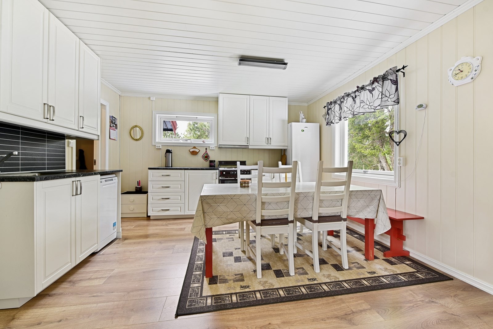 På kjøkkenet er det god plass til familien rundt spisebordet. Galleribilde