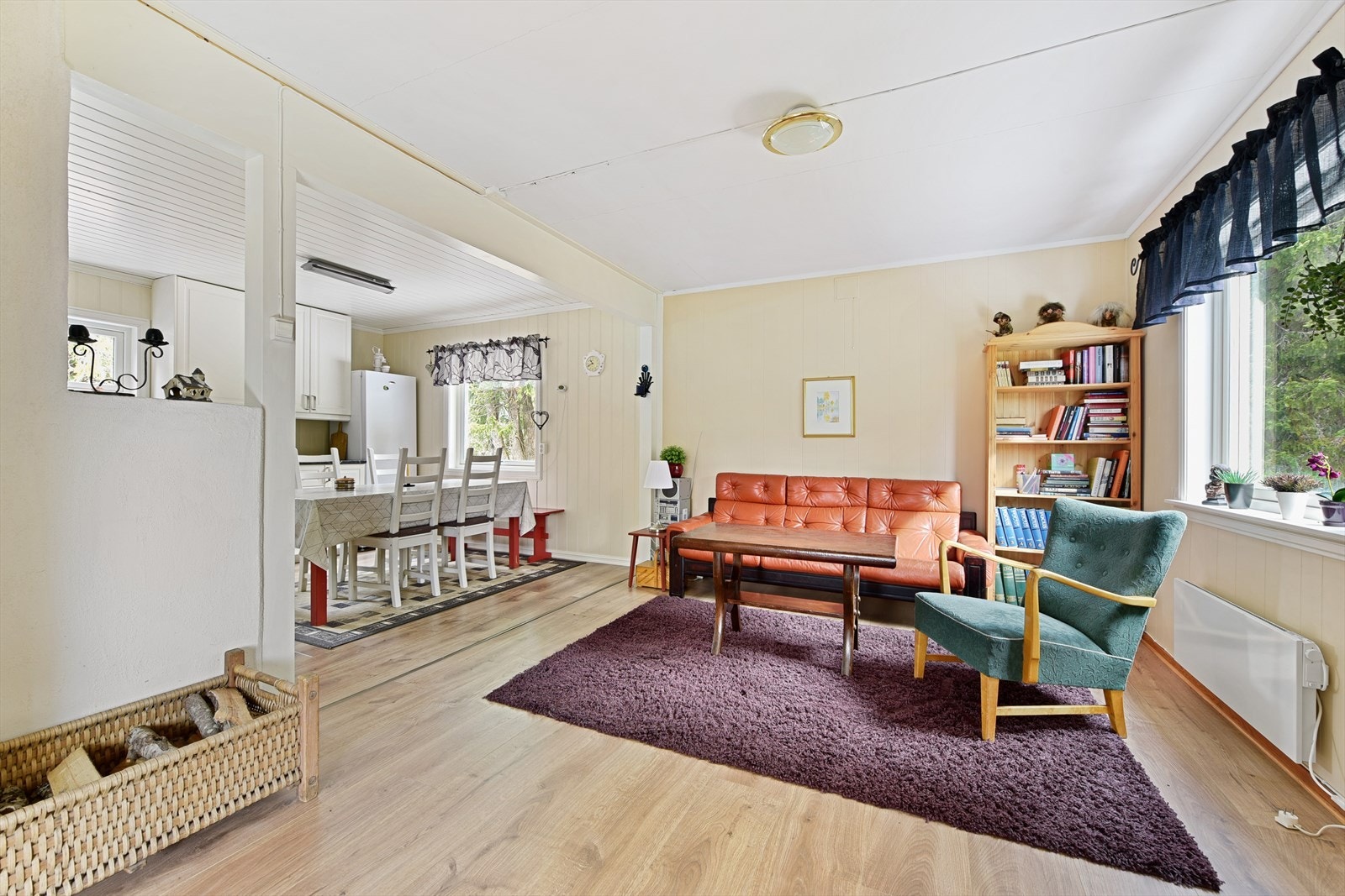 Stua er romslig med god plass til flere sittegrupper Galleribilde