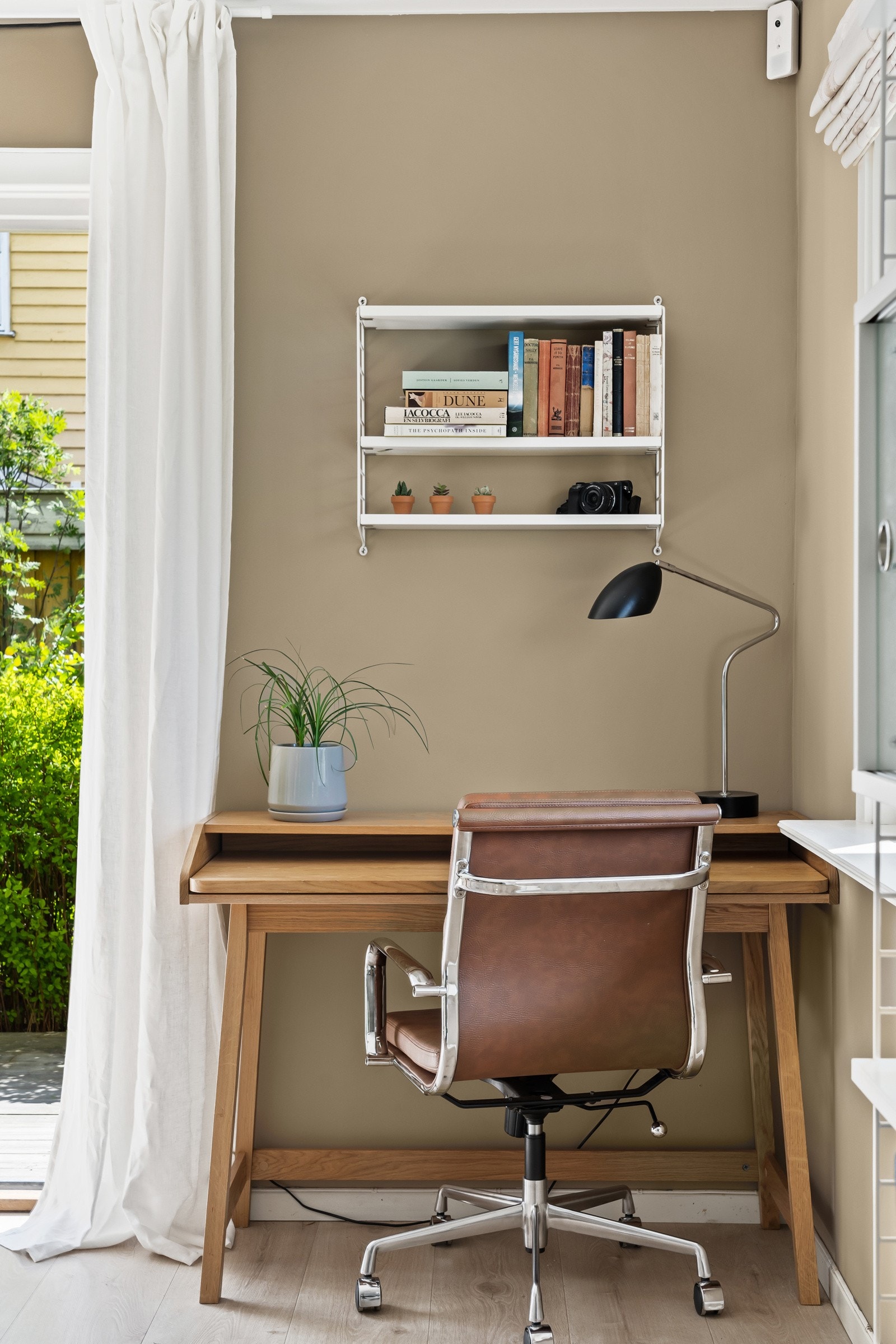 Plass til hjemmekonoret i ene hjørnet av stuen Galleribilde