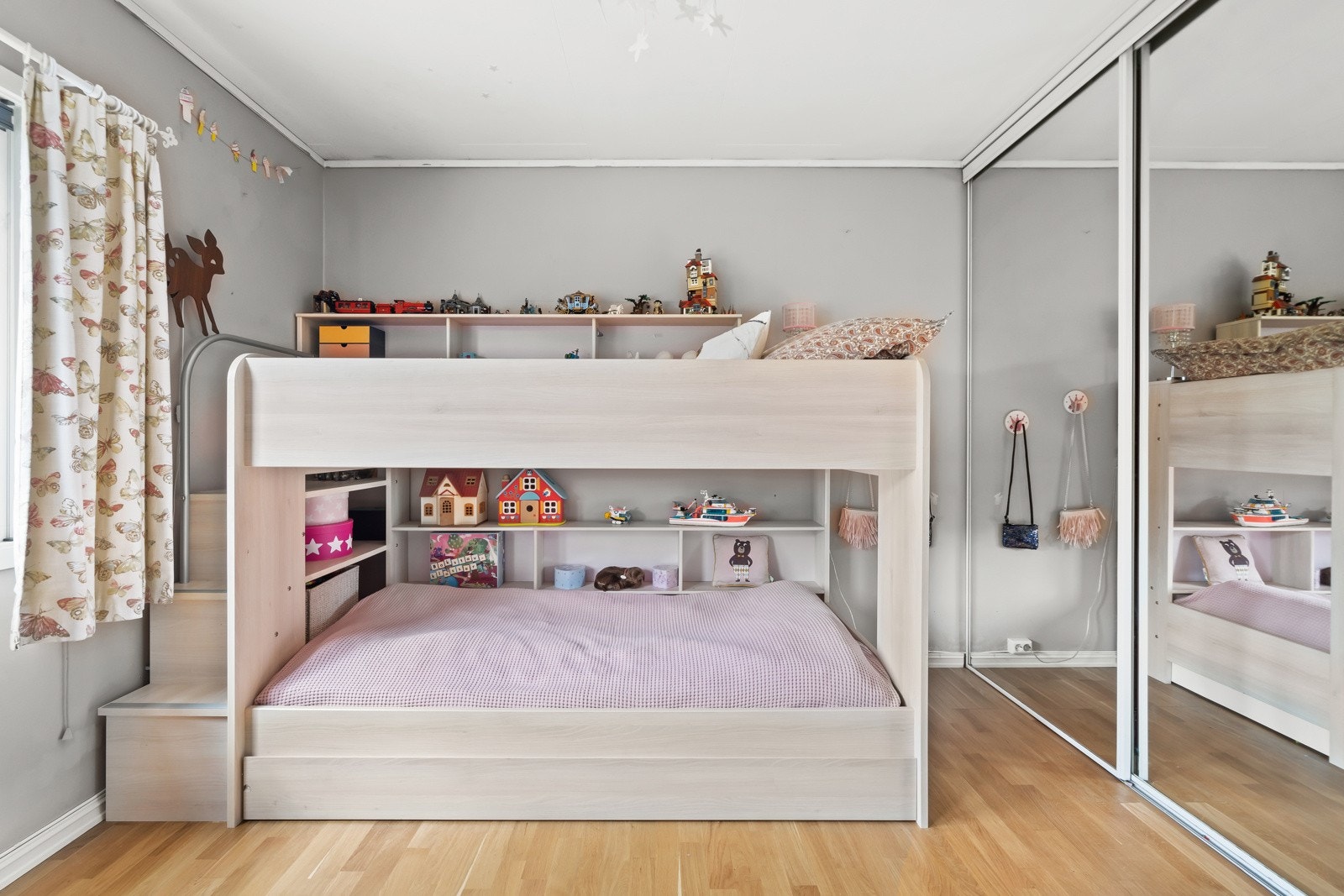 Stor skyvedørsgarderobe med god plass til oppbevaring Galleribilde