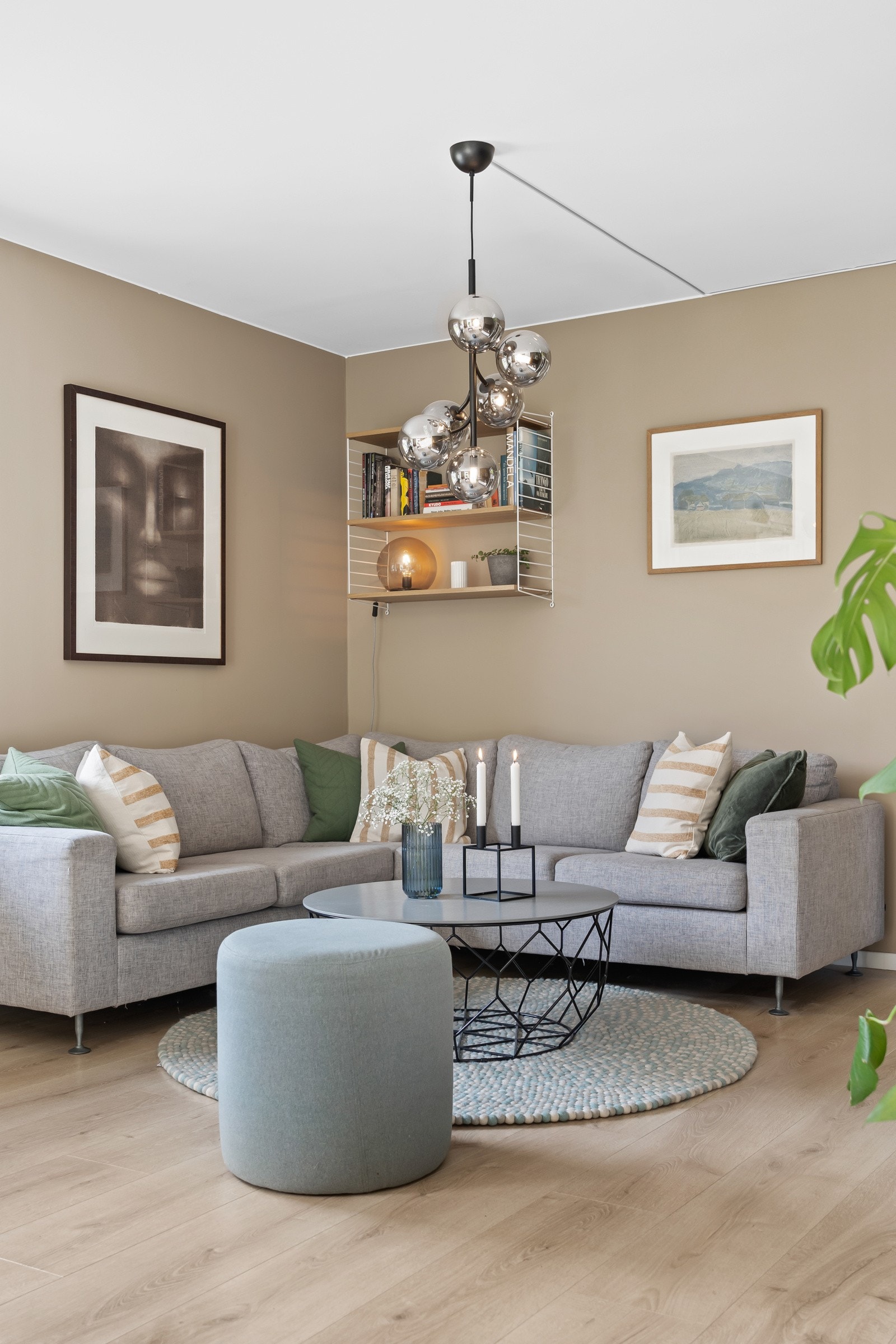 God plass til sofa og tilhørende møblement Galleribilde