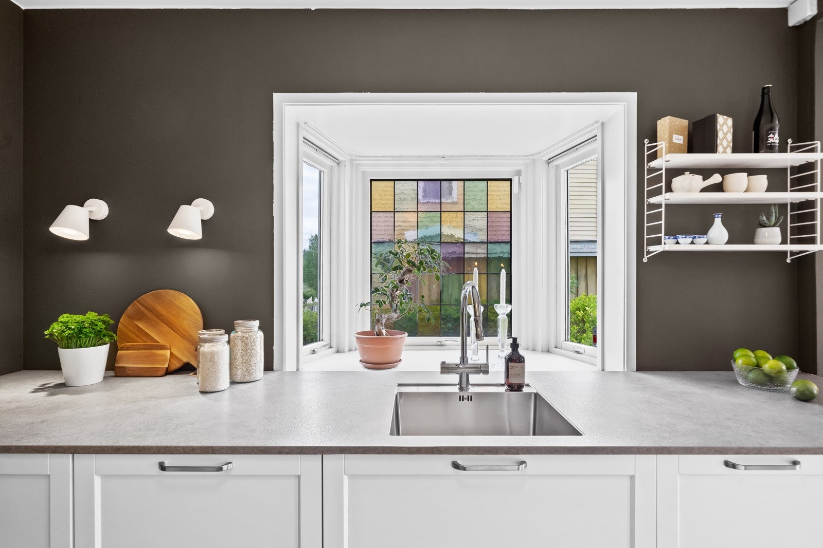 På kjøkkenet er det et stort karnapp med blyglassvindu, og det passer utmerket med planter eller annen dekor i den brede vinduskarmen Galleribilde