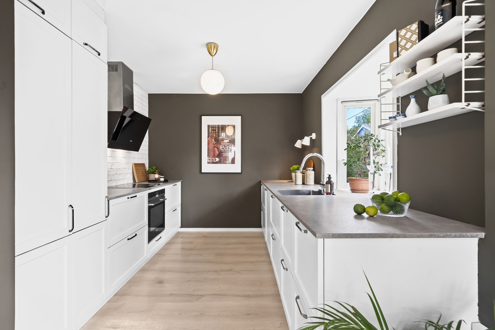 Et moderne og tidløst kjøkken har åpen løsning mot stuen Galleribilde