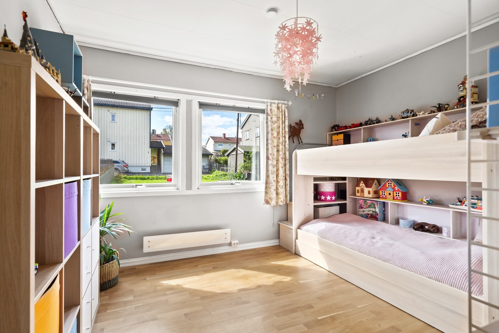 Soverom II - meget god størrelse, og om ønskelig er det plass til to barn her Galleribilde