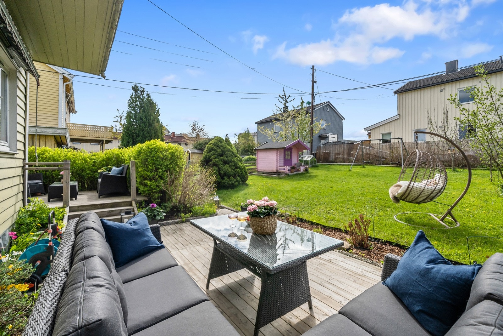 Varme dager kan nytes på en romslig og noe usjenert terrasse Galleribilde