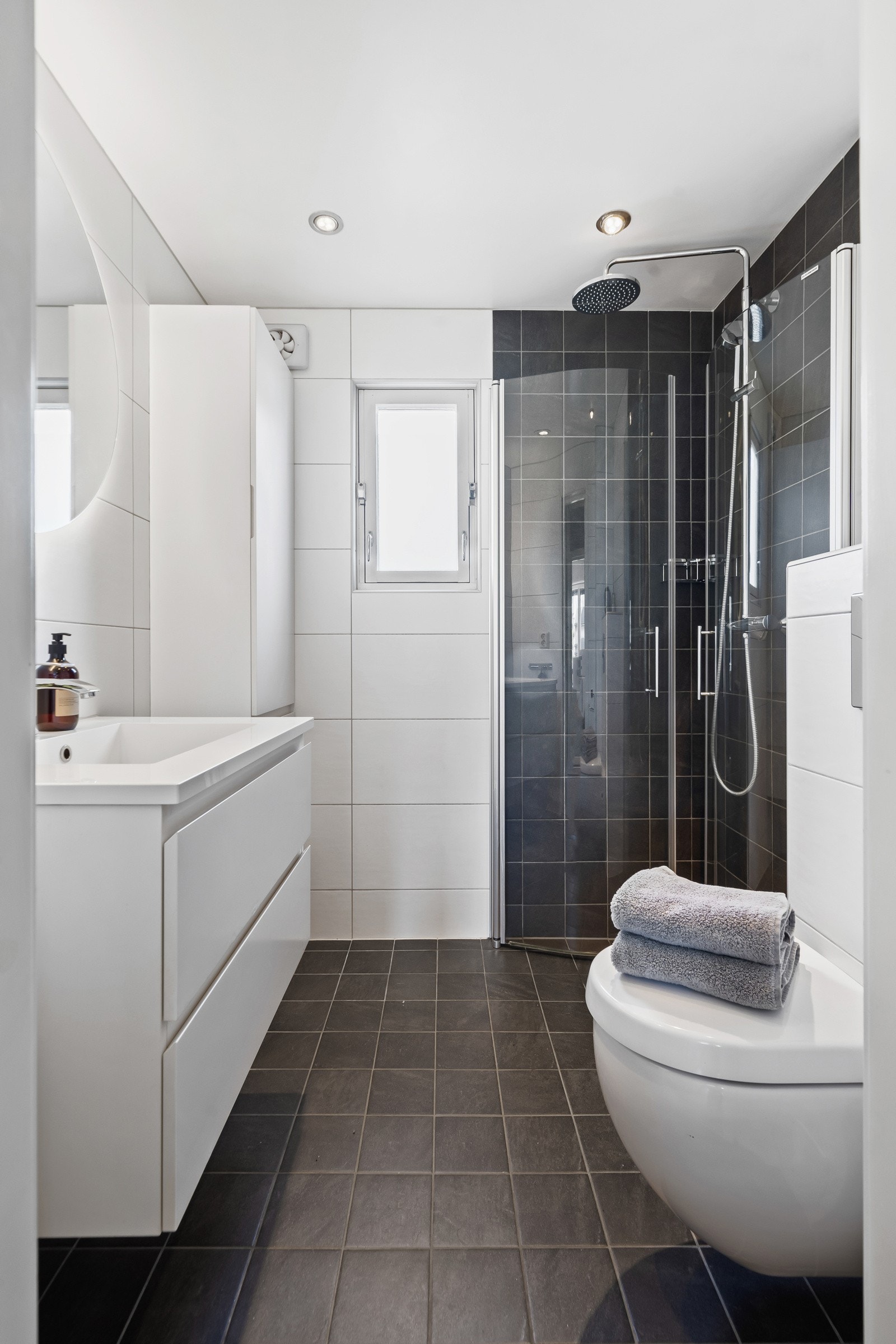 Det er gulvvarme, vegghengt toalett og downlights i himlingen Galleribilde