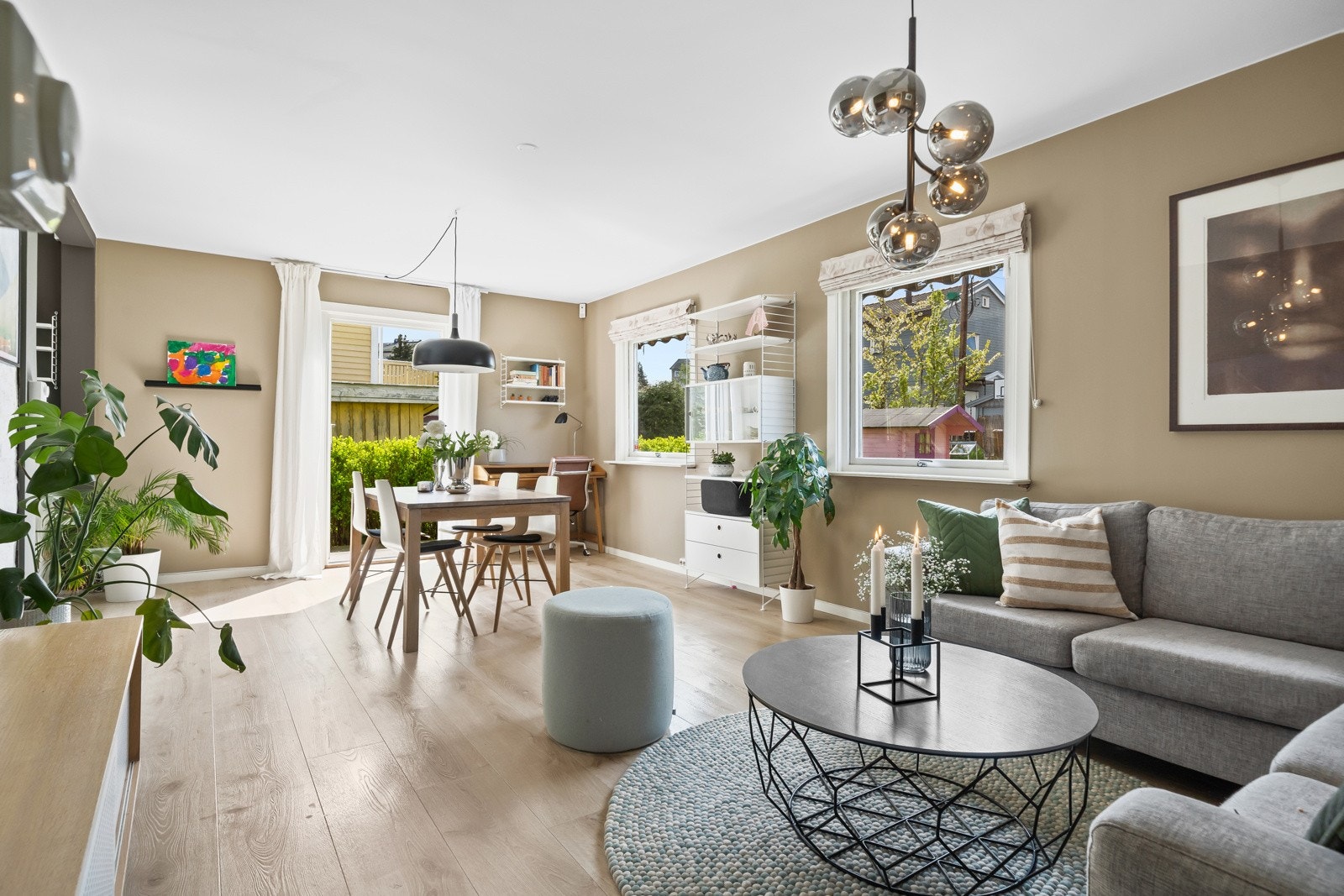 I 2017 ble stuen pusset opp med gulvvarme og 1-stavs pergo laminatgulv Galleribilde