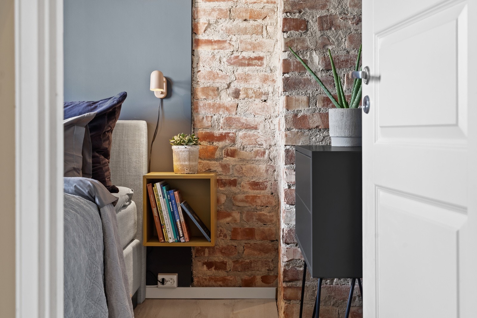 Lekkert teglsteinsvegg på soverommet Galleribilde