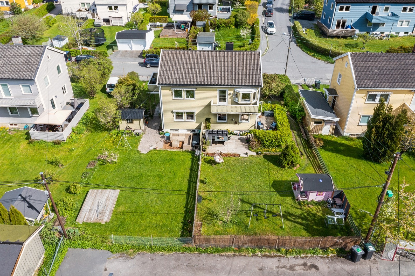 Meget pen halvpart av tomannsbolig med solrik hage - Rammetillatelse for utvidelse* - Svært barnevennlig boligfelt Galleribilde