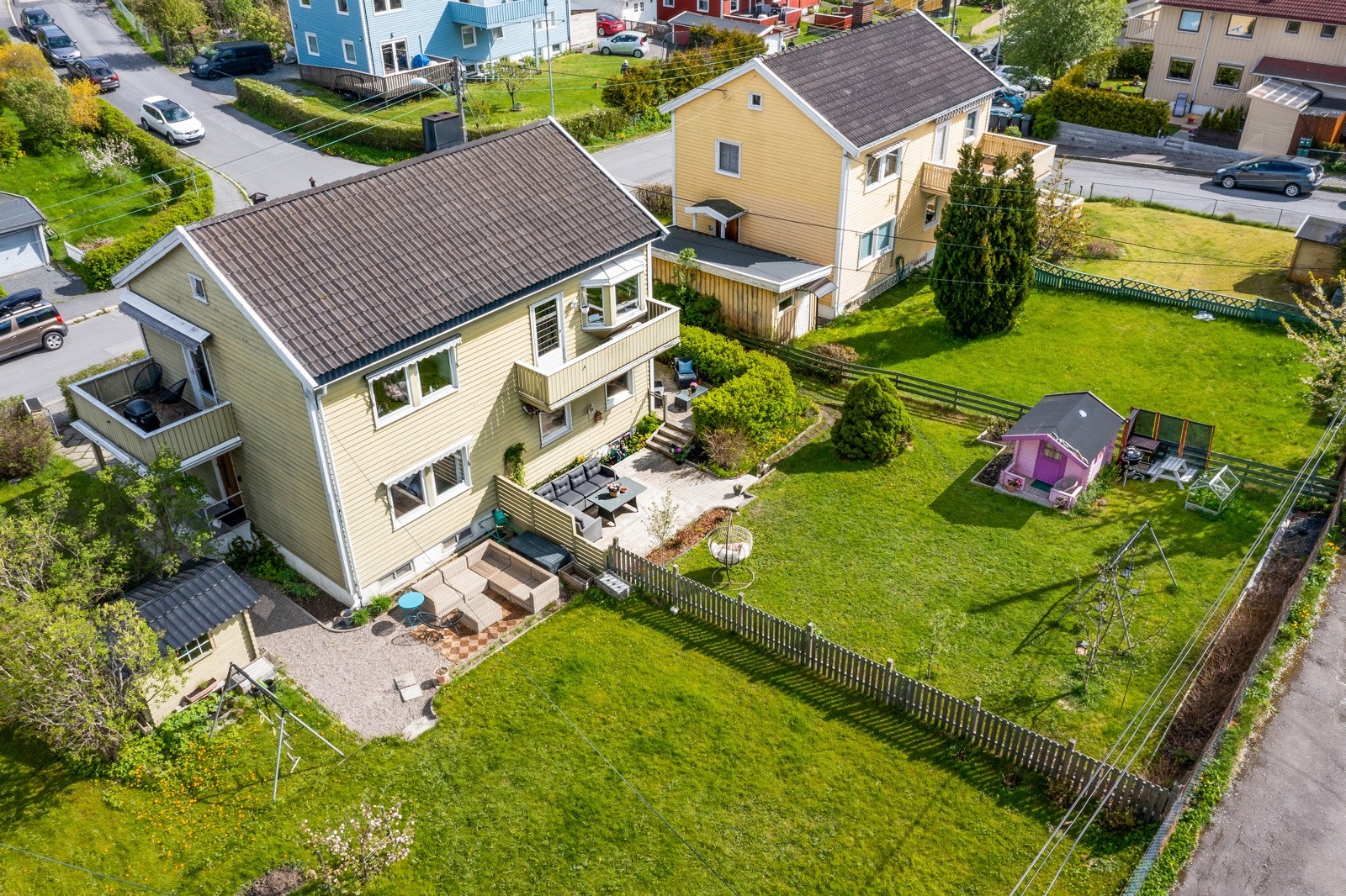 Boligen ligger i første etasje, og har en egen hage med hekk og flotte solforhold Galleribilde