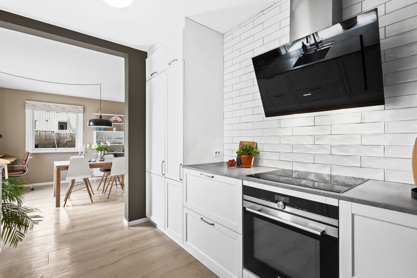 Av hvitevarer har kjøkkenet integrert induksjonstopp, stekeovn, oppvaskmaskin og en kombinert kjøl/frys - alle fra Siemens Galleribilde