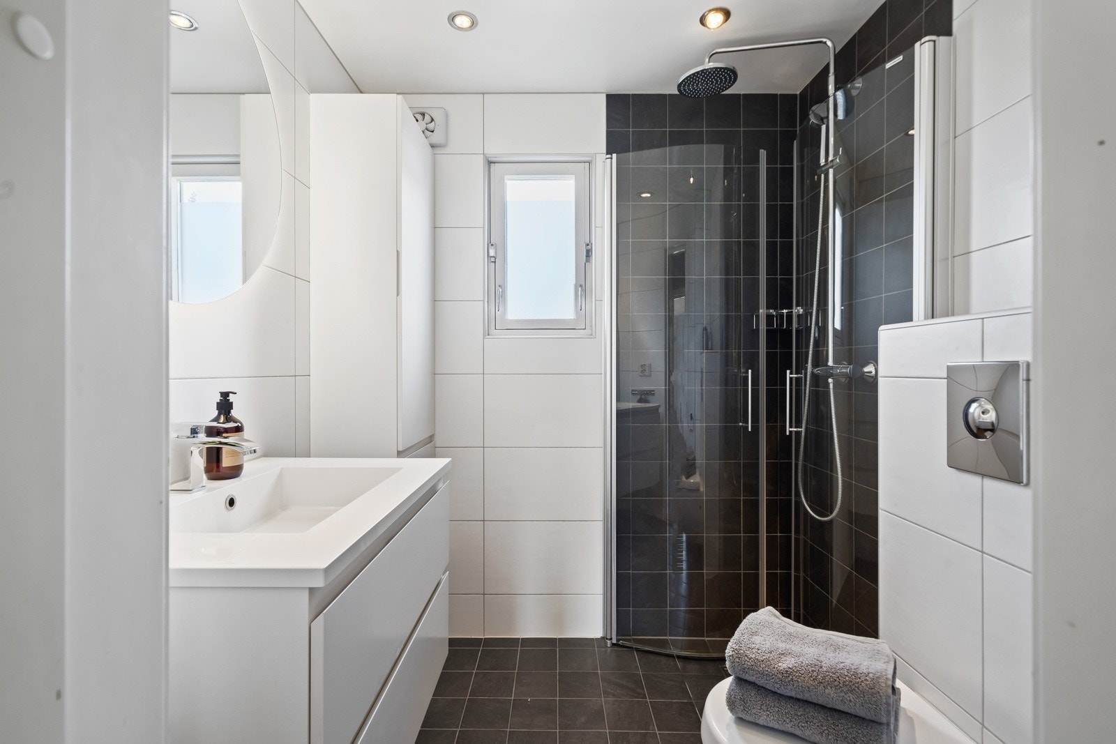 Lekkert bad som ble pusset opp i 2014 - Stilrent med mørke fliser på gulvet Galleribilde