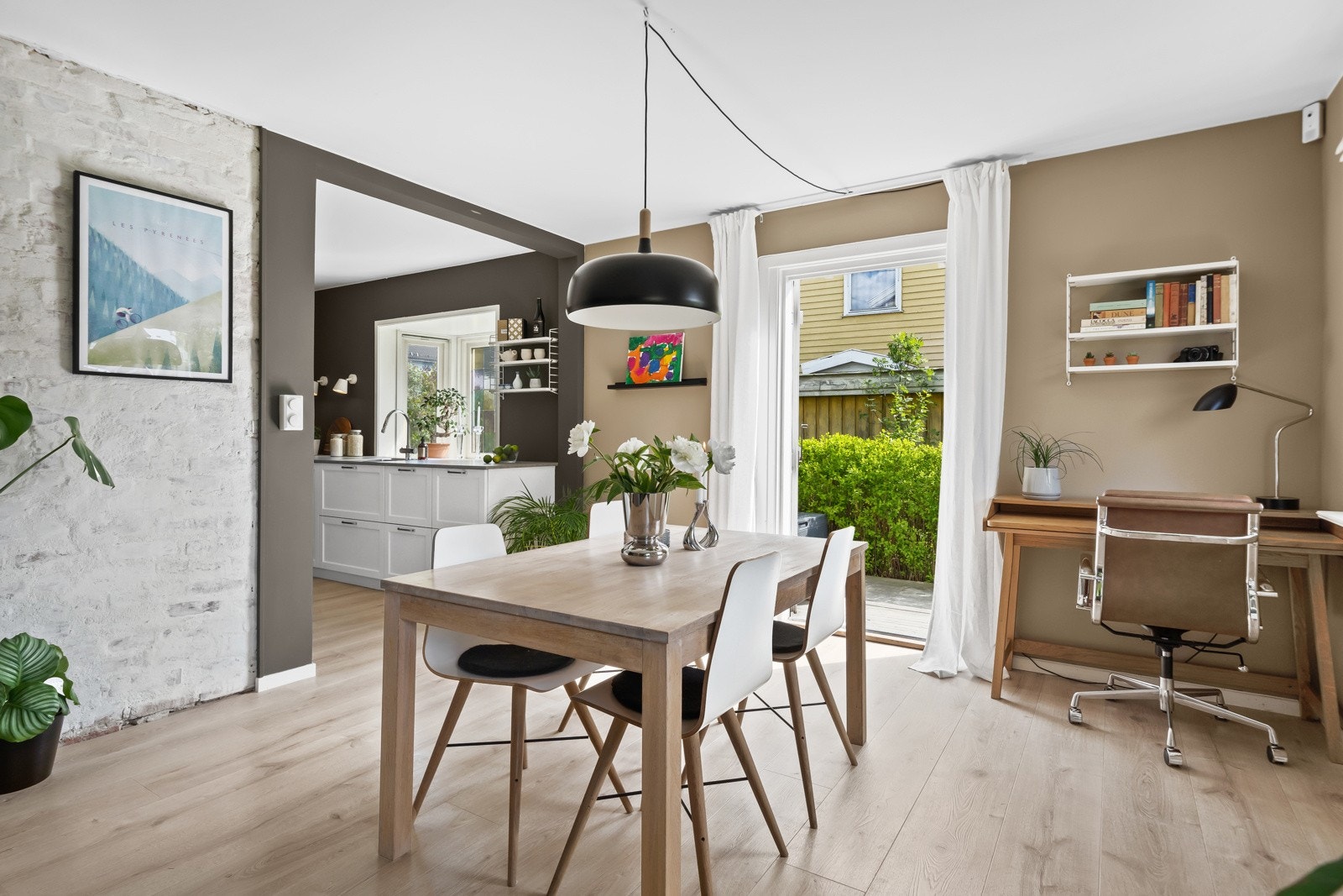 Stuen er luftig og lekker med godemøbleringsmuligheter og plass til spisestue Galleribilde