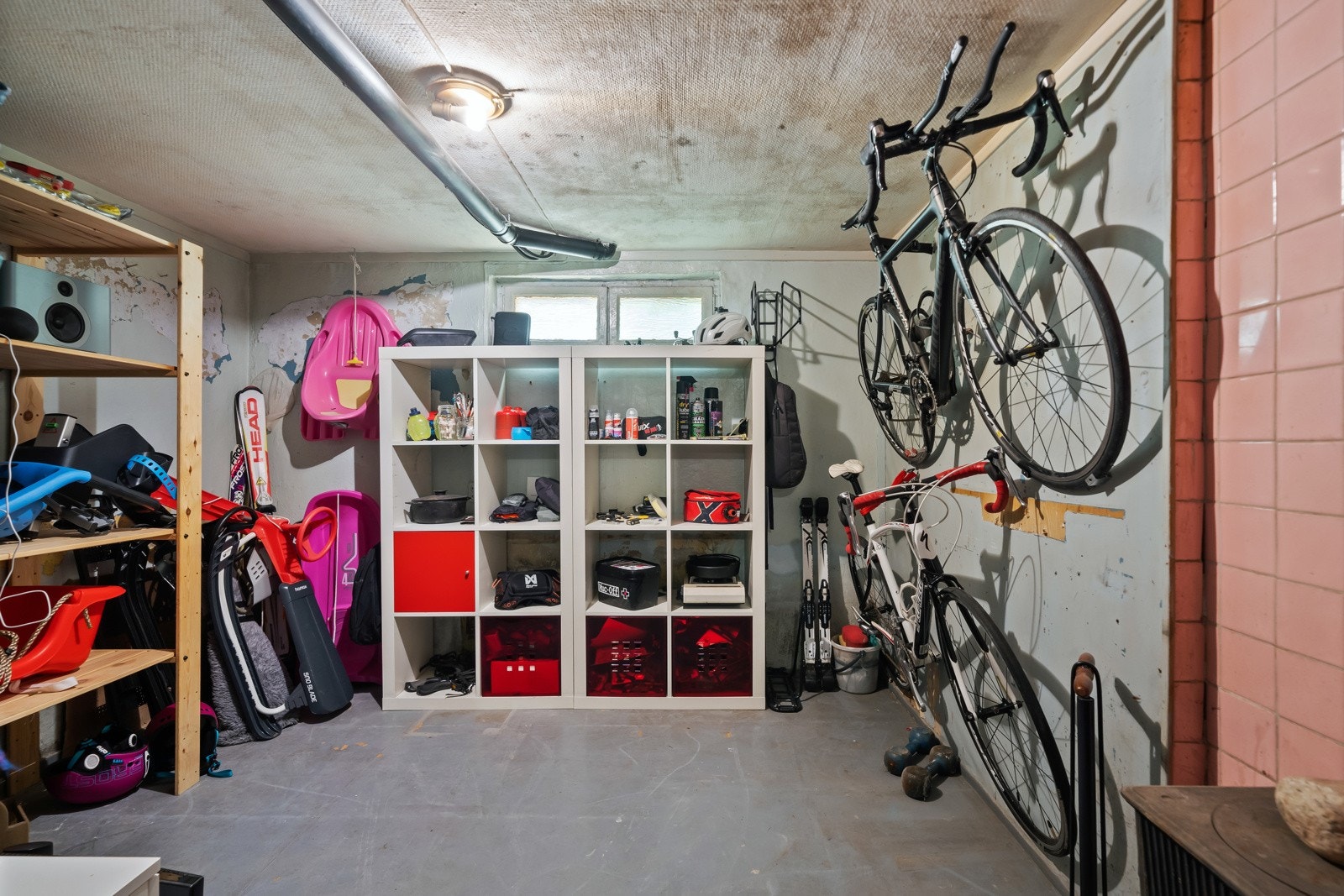 I tillegg disponerer boligen 3 kjellerboder på ca. 4kvm, 5kvm og 9kvm. Disponerer halvpart av loft og felles vaskerom i kjelleren Galleribilde