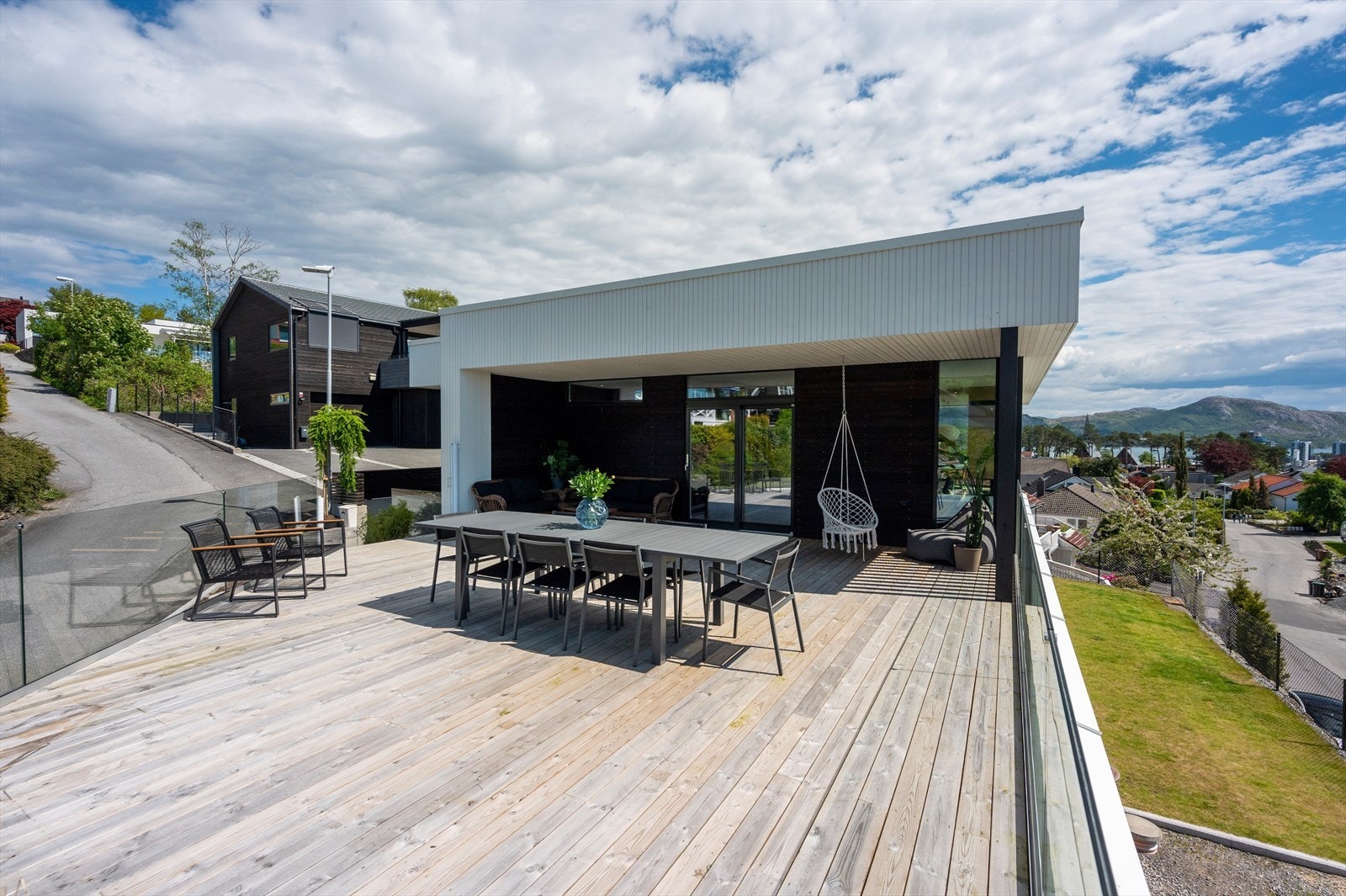 Flott terrasse med sol til langt på kveld Galleribilde