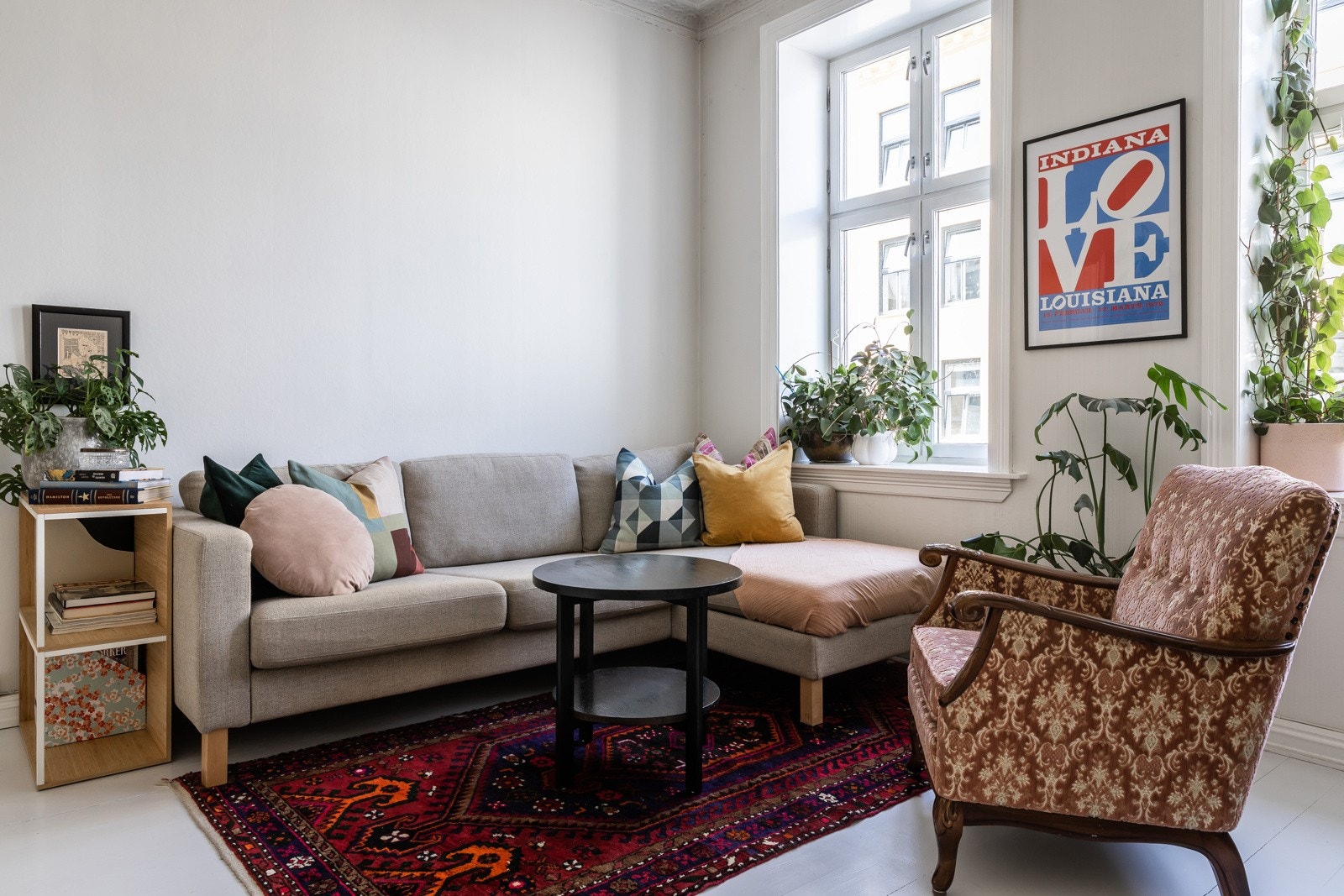 Stuen har god plass til både sofaløsning, salongbord og spisestue. Galleribilde