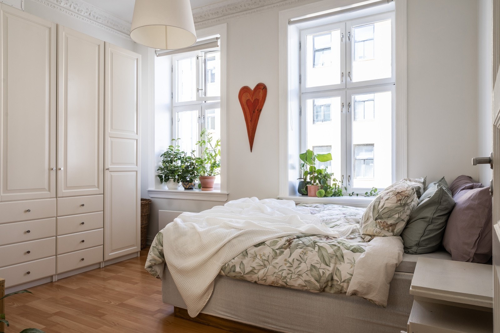 Flott og stort soverom med lyse og fine fargekombinasjoner. Galleribilde