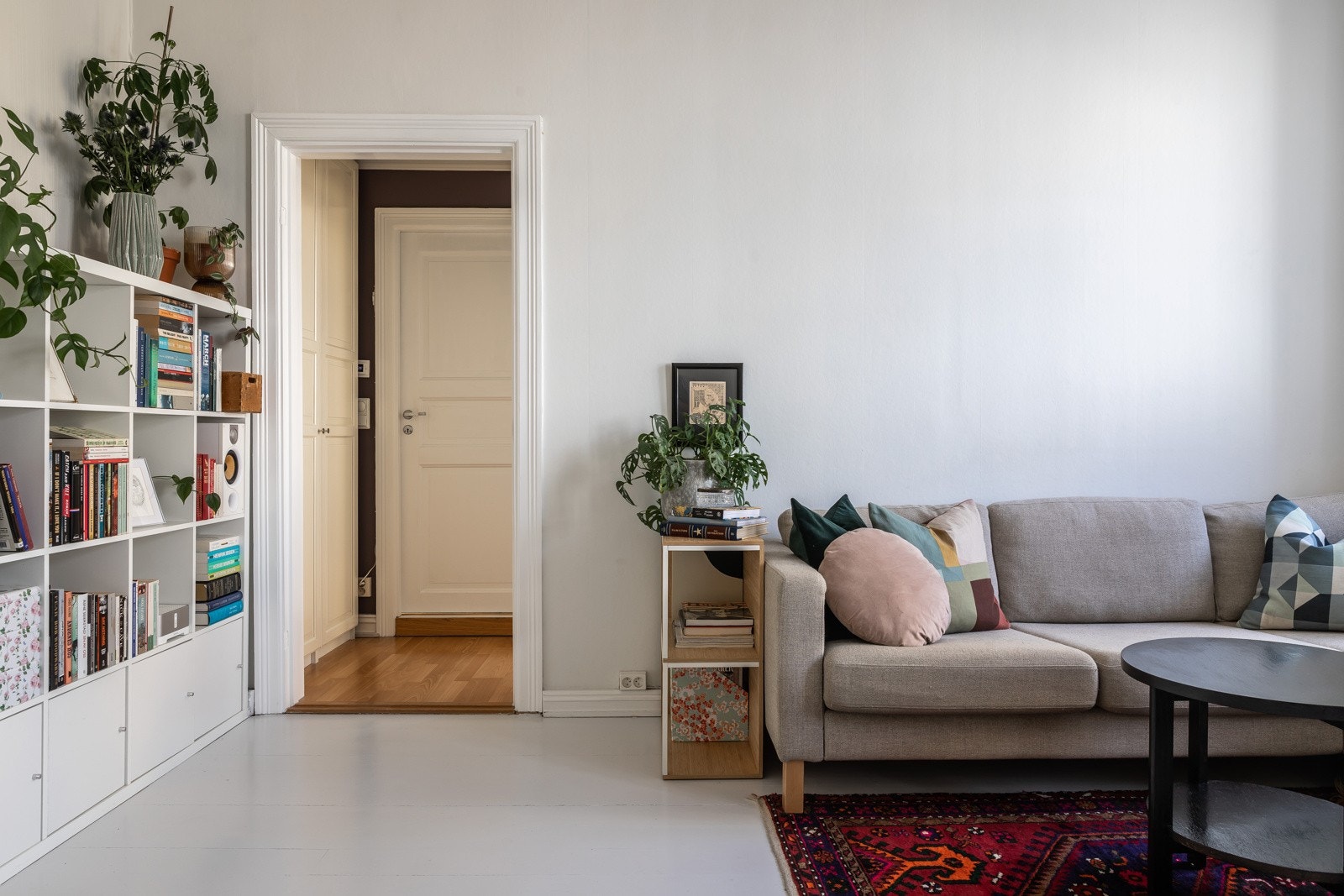 Stuen har ytterligere innredningsmuligheter på kortveggen mot mellomgangen. Galleribilde