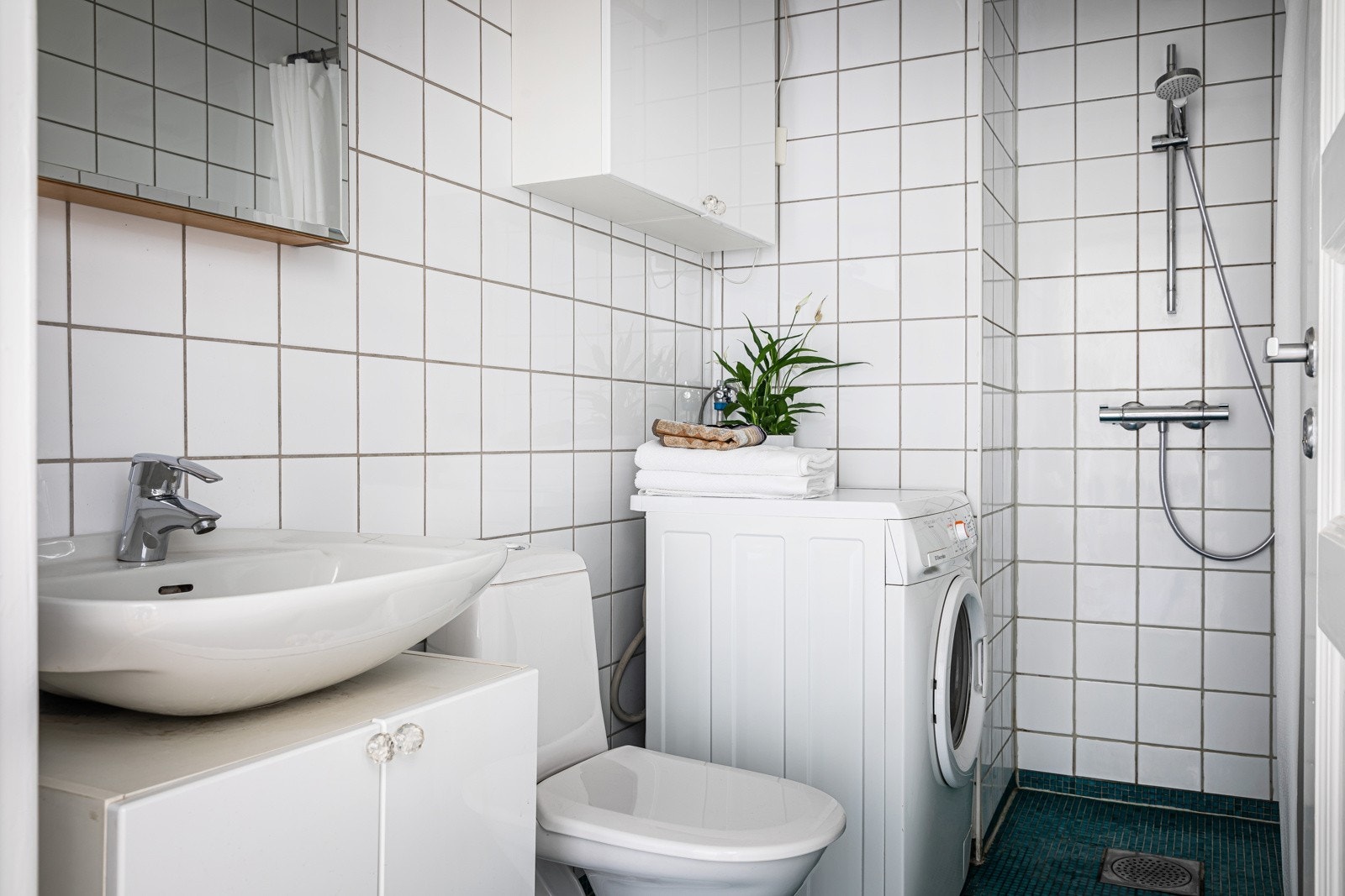 Flislagt bad av fin størrelse med både gulv- og veggfliser, samt varmekabler i gulv. Galleribilde