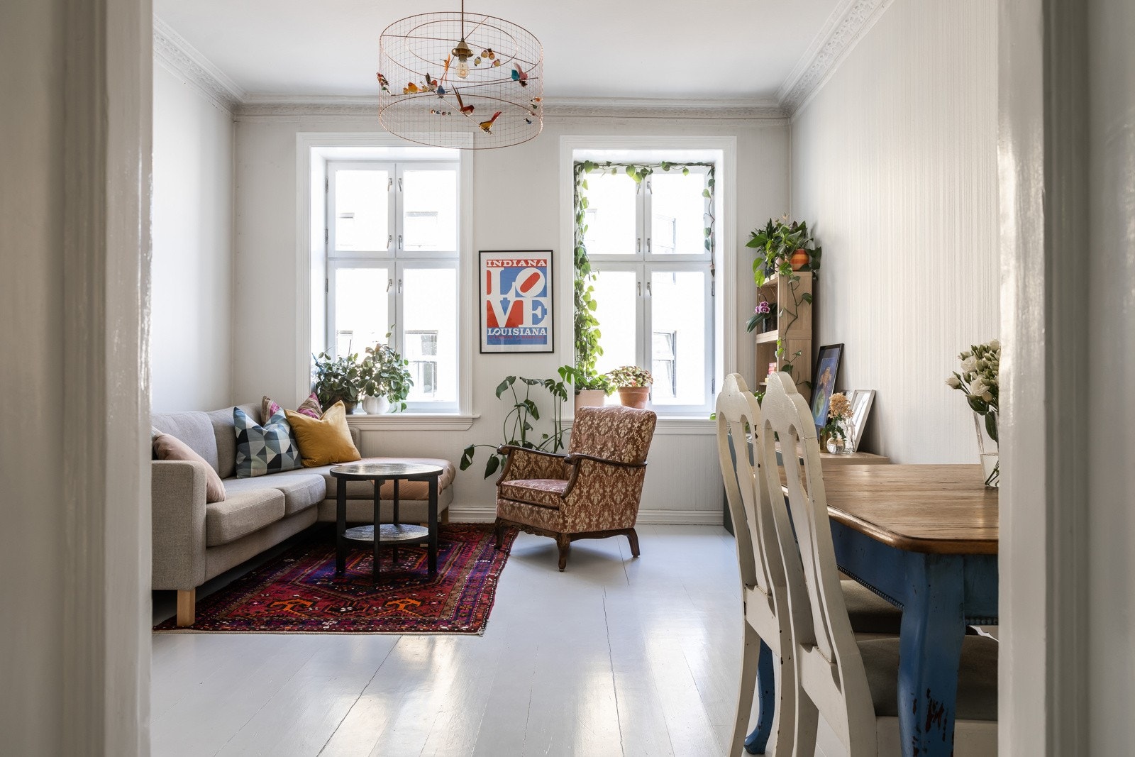 Leiligheten har en god intern plassering i 2.etasje i en klassisk bygård, stille og tilbaketrukket fra de mest livlige gatene, men likevel "midt i smørøyet". Galleribilde