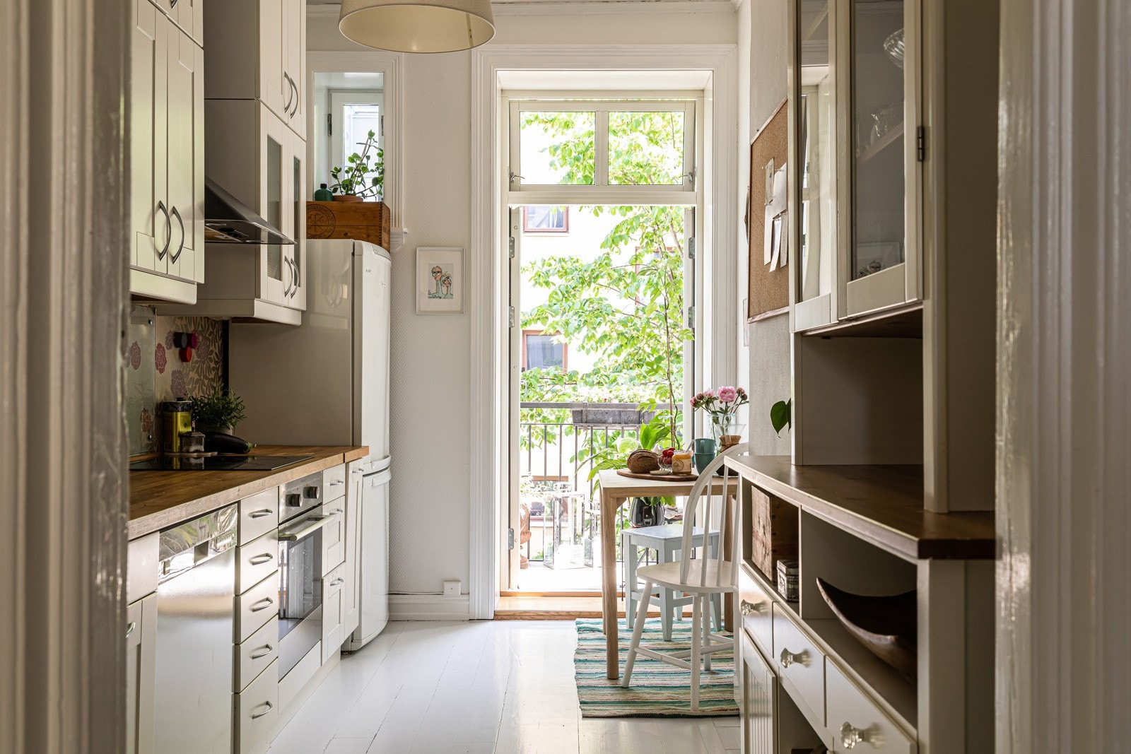Her presenteres en hyggelig & klassisk 2(3)-roms m/luftige rom, stort kjøkken & fin atmosfære. Galleribilde