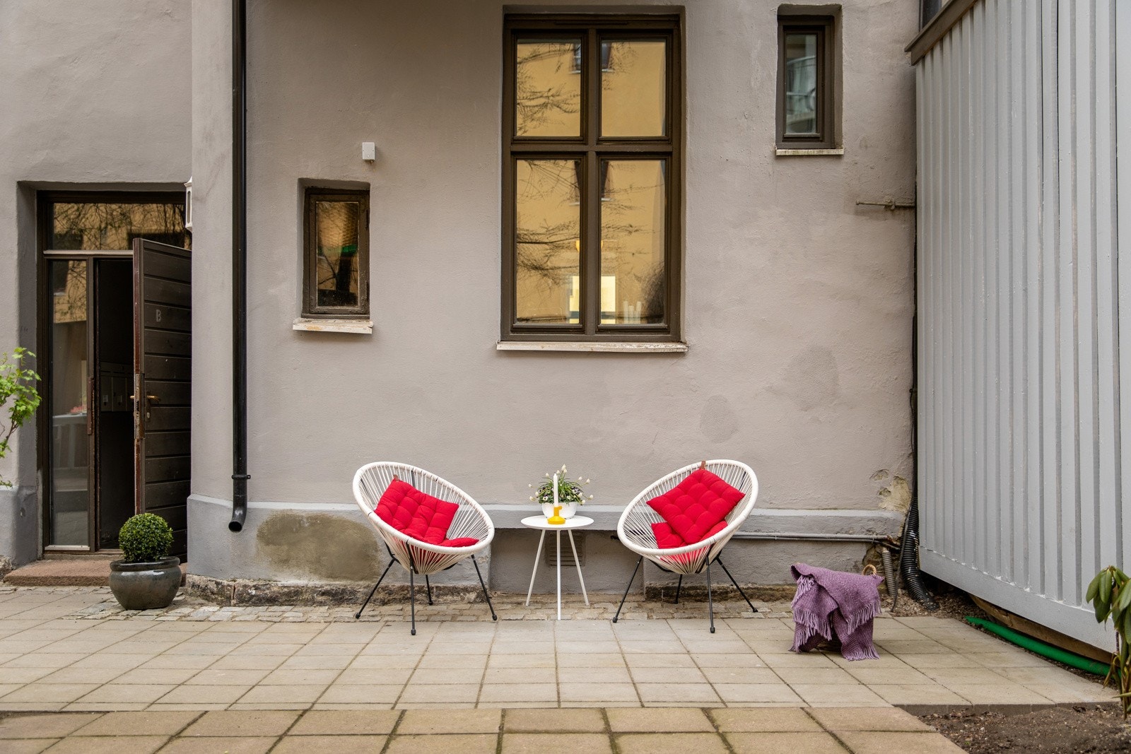 Bakgården ble pusset opp i 2018 sommer og etter det har dette, i tillegg til balkongene, blitt et meget hyggelig sted å være. Galleribilde