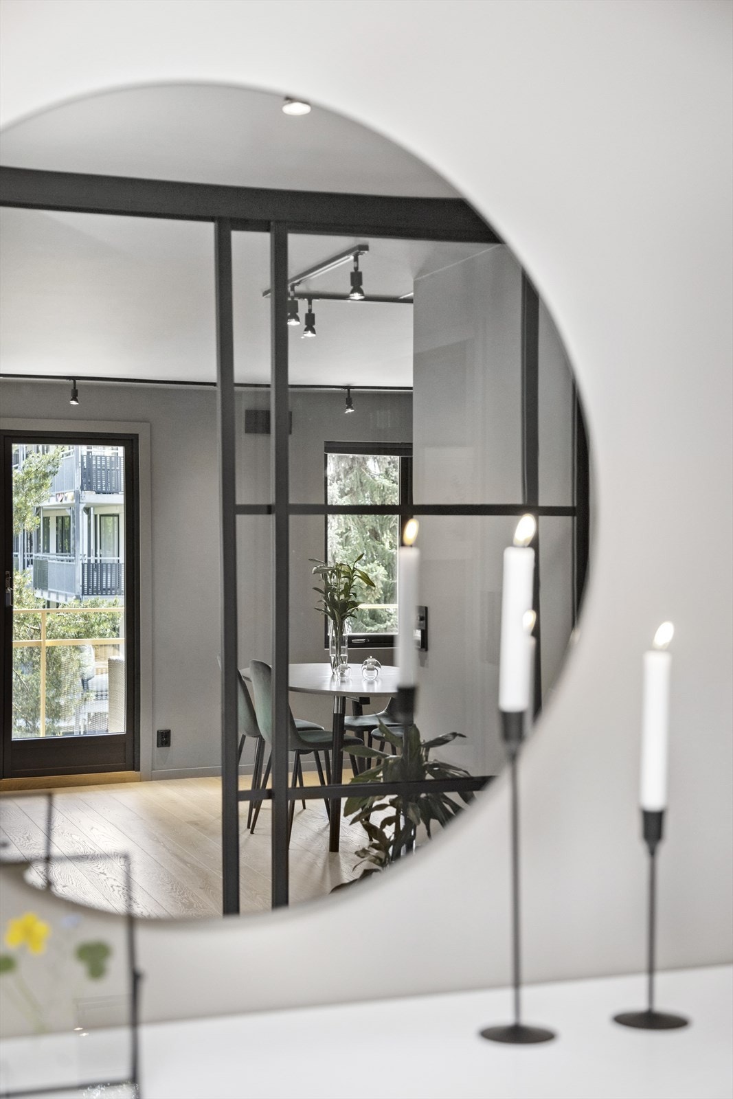 Her kan du flytte rett inn og leiligheten holder en gjennomgående god og moderne standard, alt ble pusset opp i 2020. Galleribilde