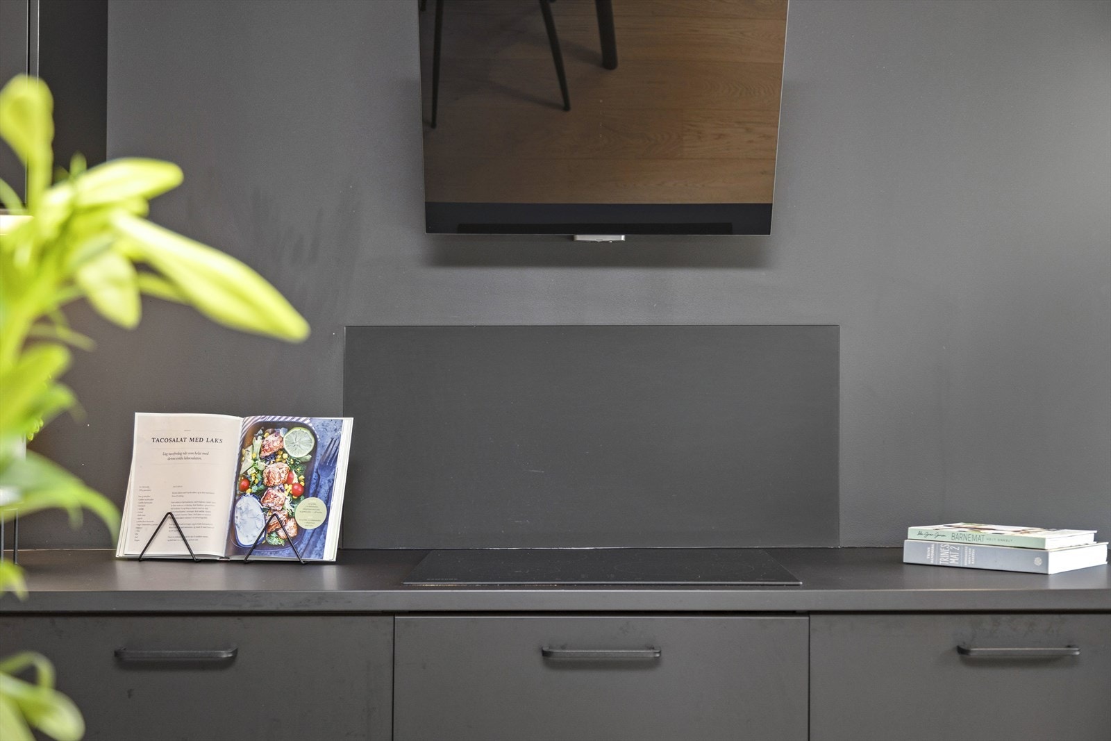 Ventilator med kullfilter over koketopp. Galleribilde