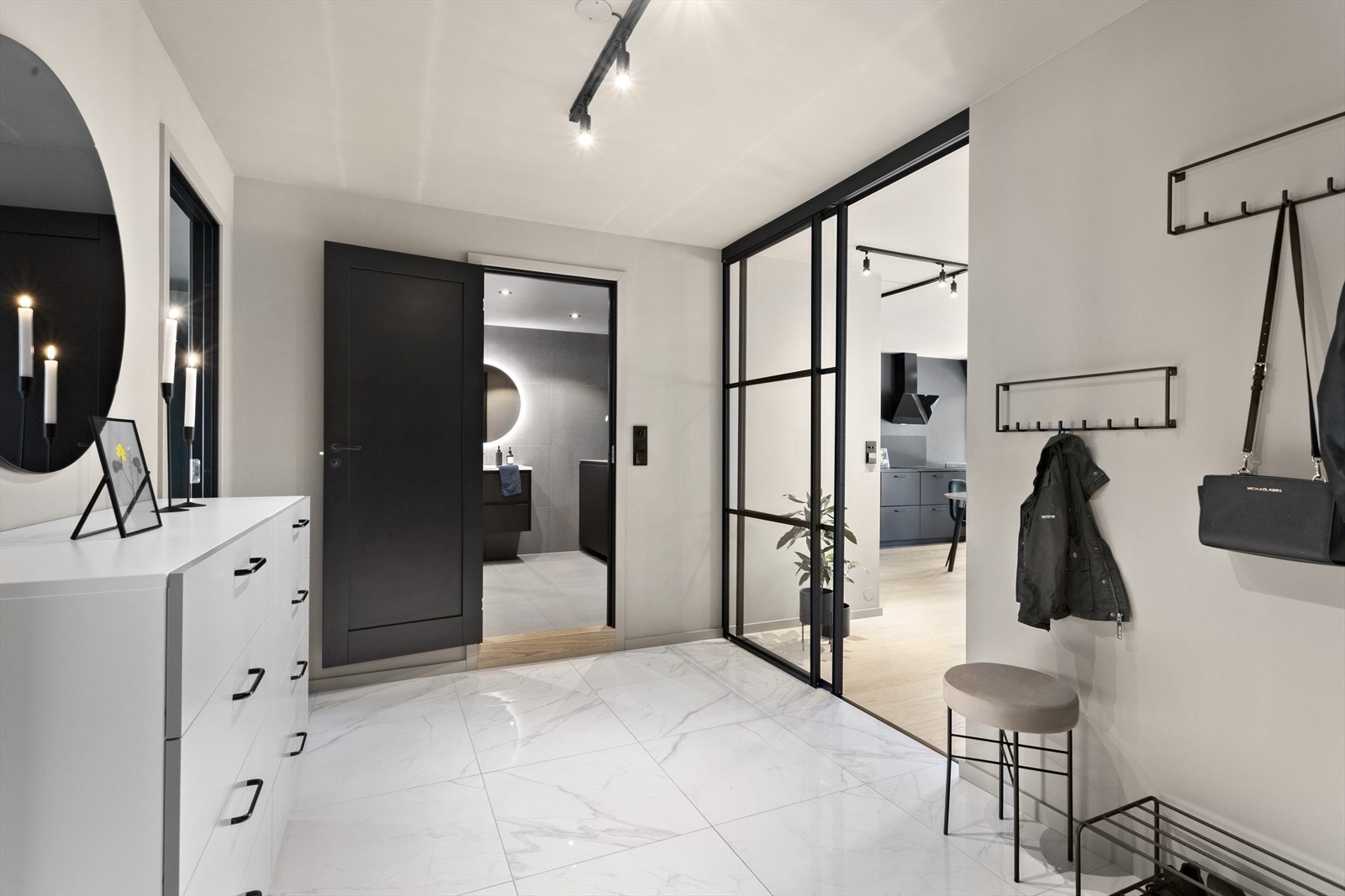 Entréen er pent flislagt med varme i gulv. Galleribilde