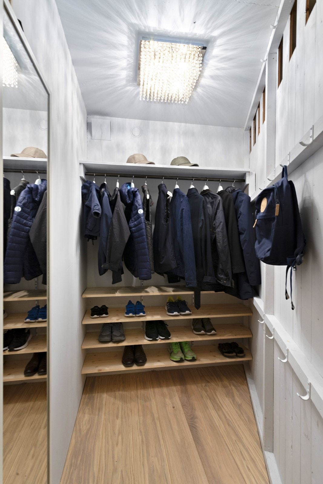 Leiligheten har et eget utvendig klesrom rett ved entré. Galleribilde