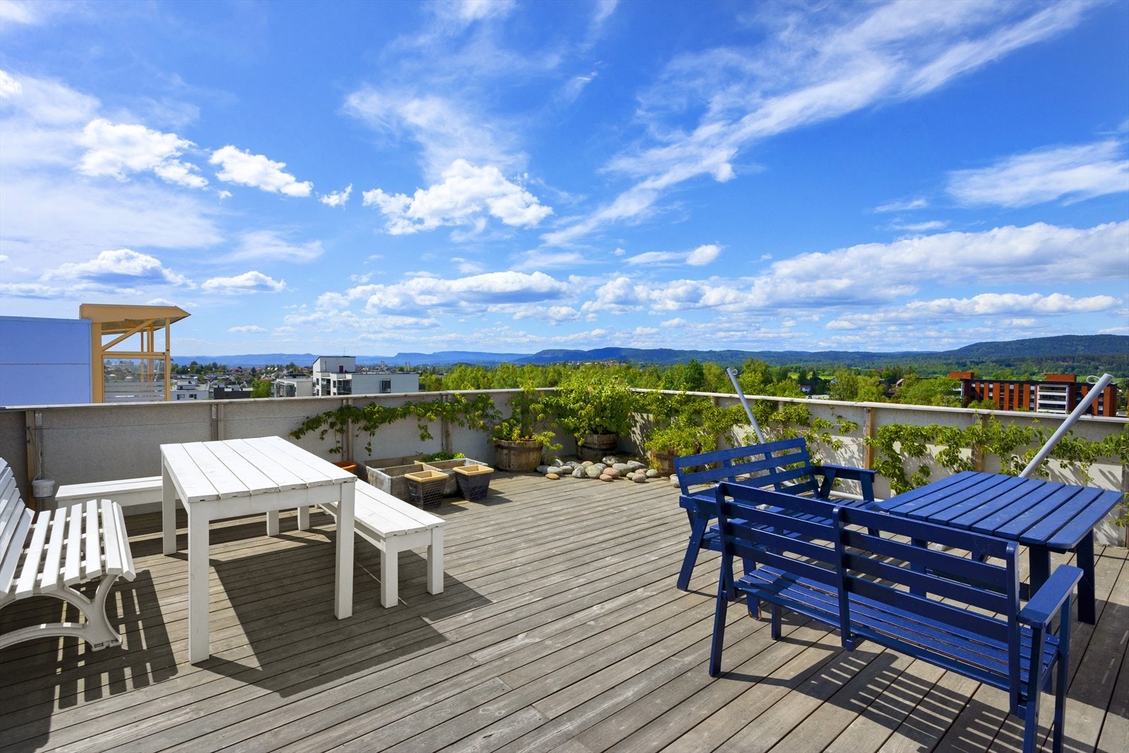 Leiligheten har tilgang til to takterrasser med fantastisk utsikt. Galleribilde