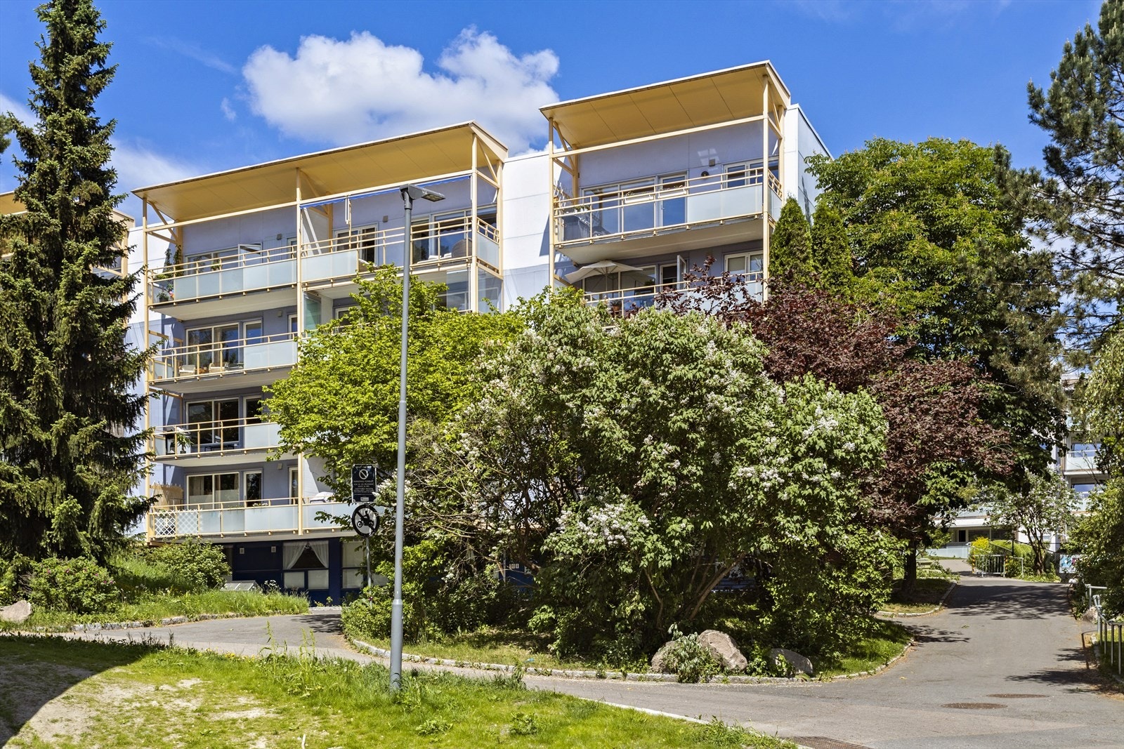 Boligen har en meget attraktiv og barnevennlig beliggenhet, i et veletablert boligområde, sentralt på Hovseter. Galleribilde