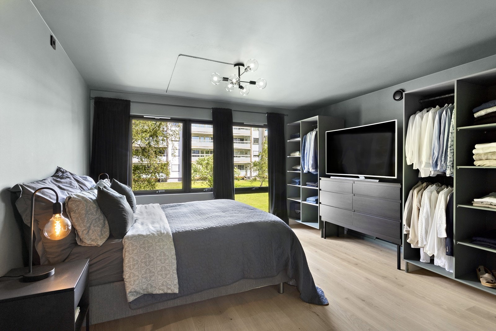 Leiligheten har totalt tre soverom, hvorav et stort hovedsoverom. Galleribilde