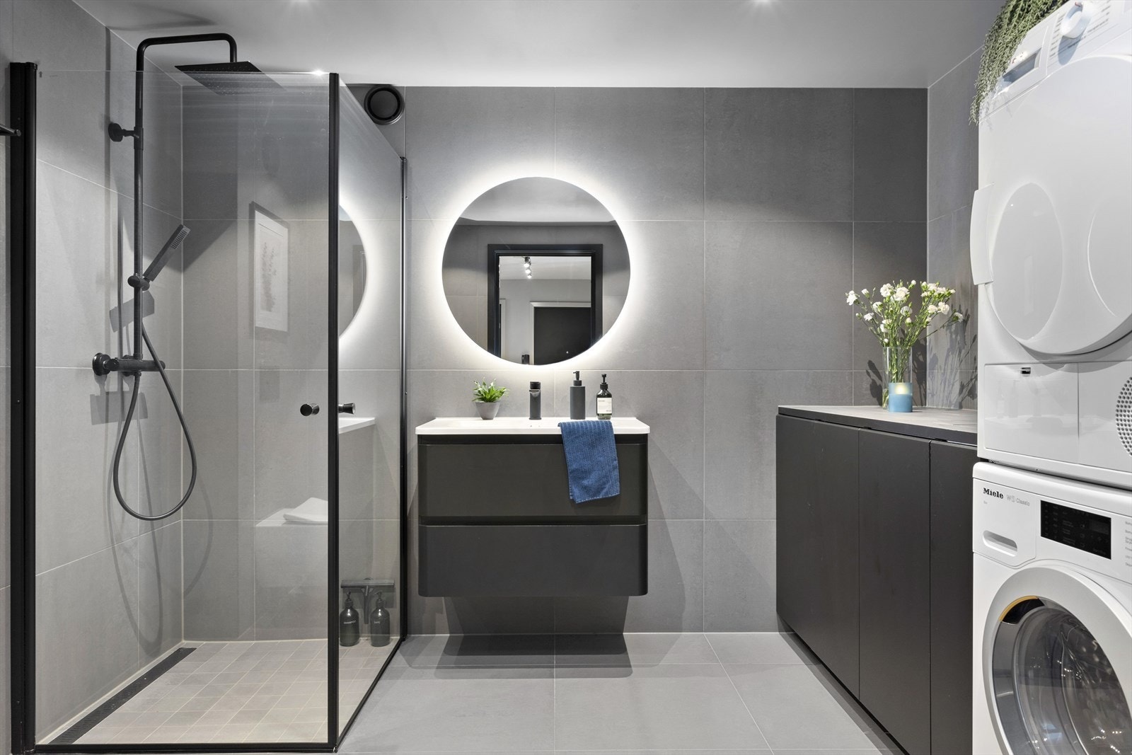 Badet har fliser på vegger og gulv, himling med glatte malte flater og innfelte downlights i himlingen. Galleribilde