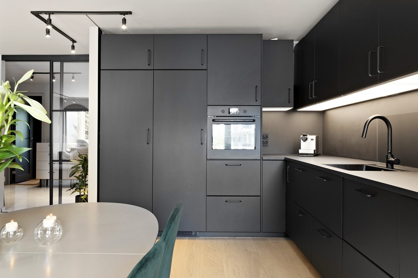 Kjøkkenet er bygget med tanke på funksjonalitet og har mye skap og benkeplass. Galleribilde