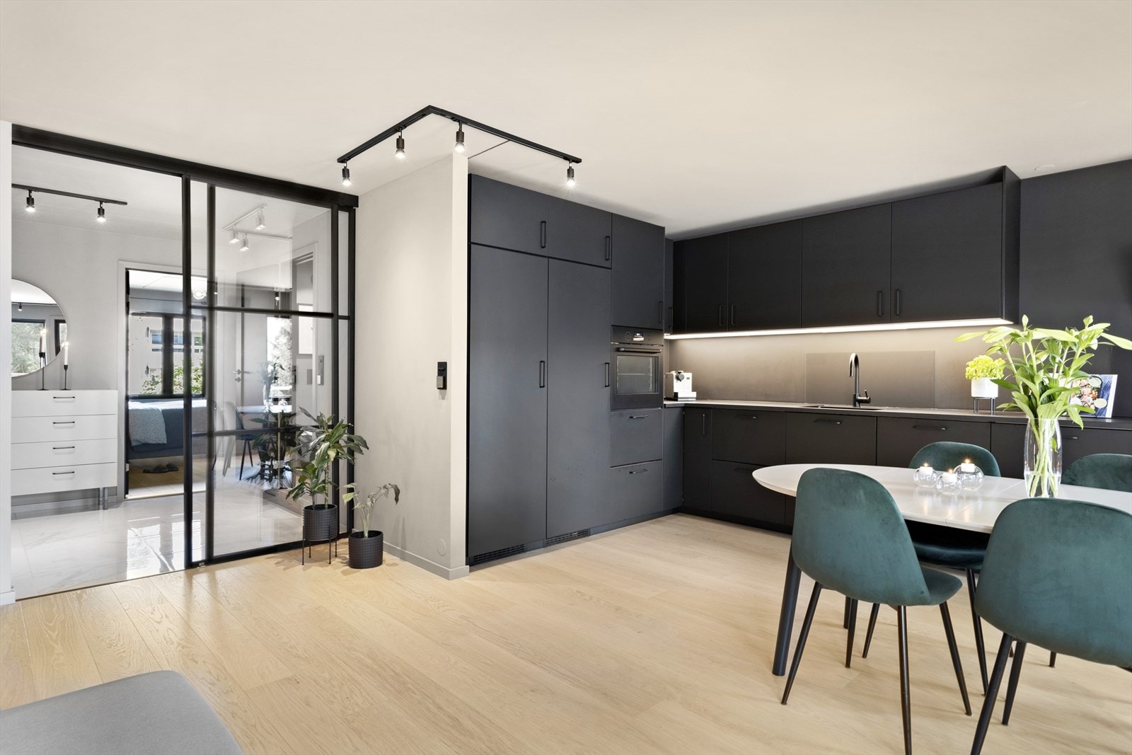 Kjøkken/stue har eksklusiv parkett på gulv. Galleribilde