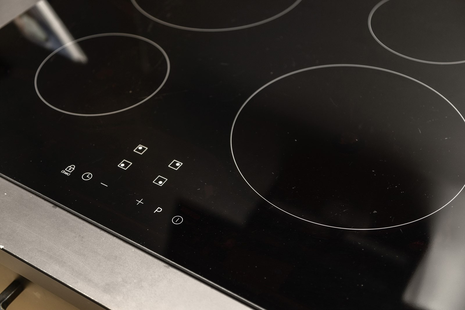 Kjøkkeninnredningen har integrerte hvitevarer som platetopp (induksjon), stekeovn, oppvaskmaskin, kjøleskap og frys. Galleribilde