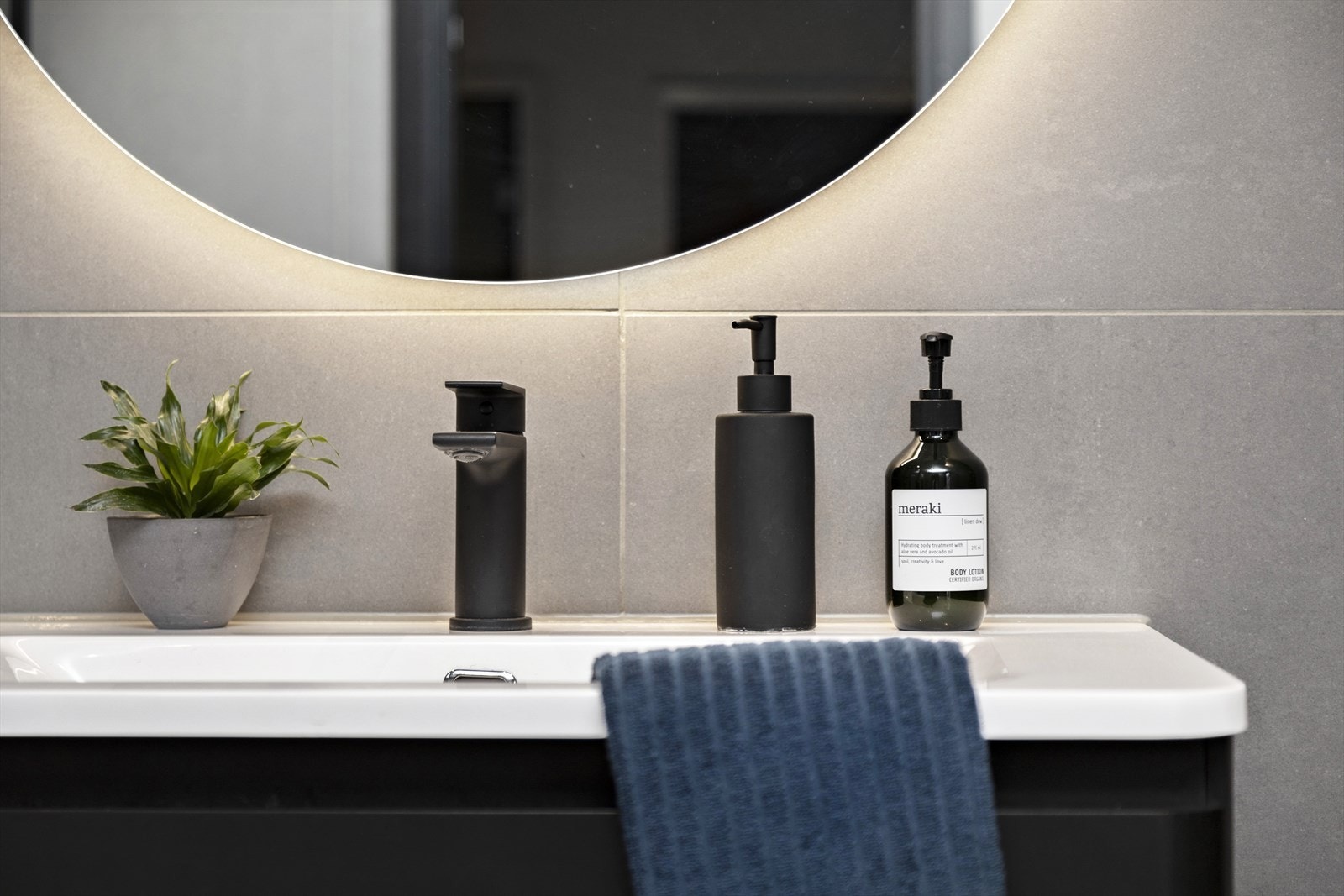 Moderne og pent flislagt baderom fra 2020 med "spa-følelse". Galleribilde