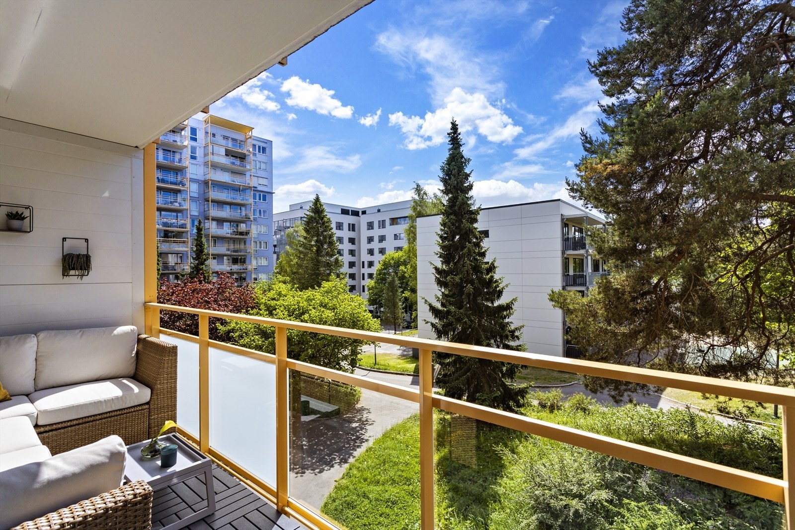 Balkongen har gode solforhold fra ca. 13:00 og utover kvelden på sommerstid. Galleribilde