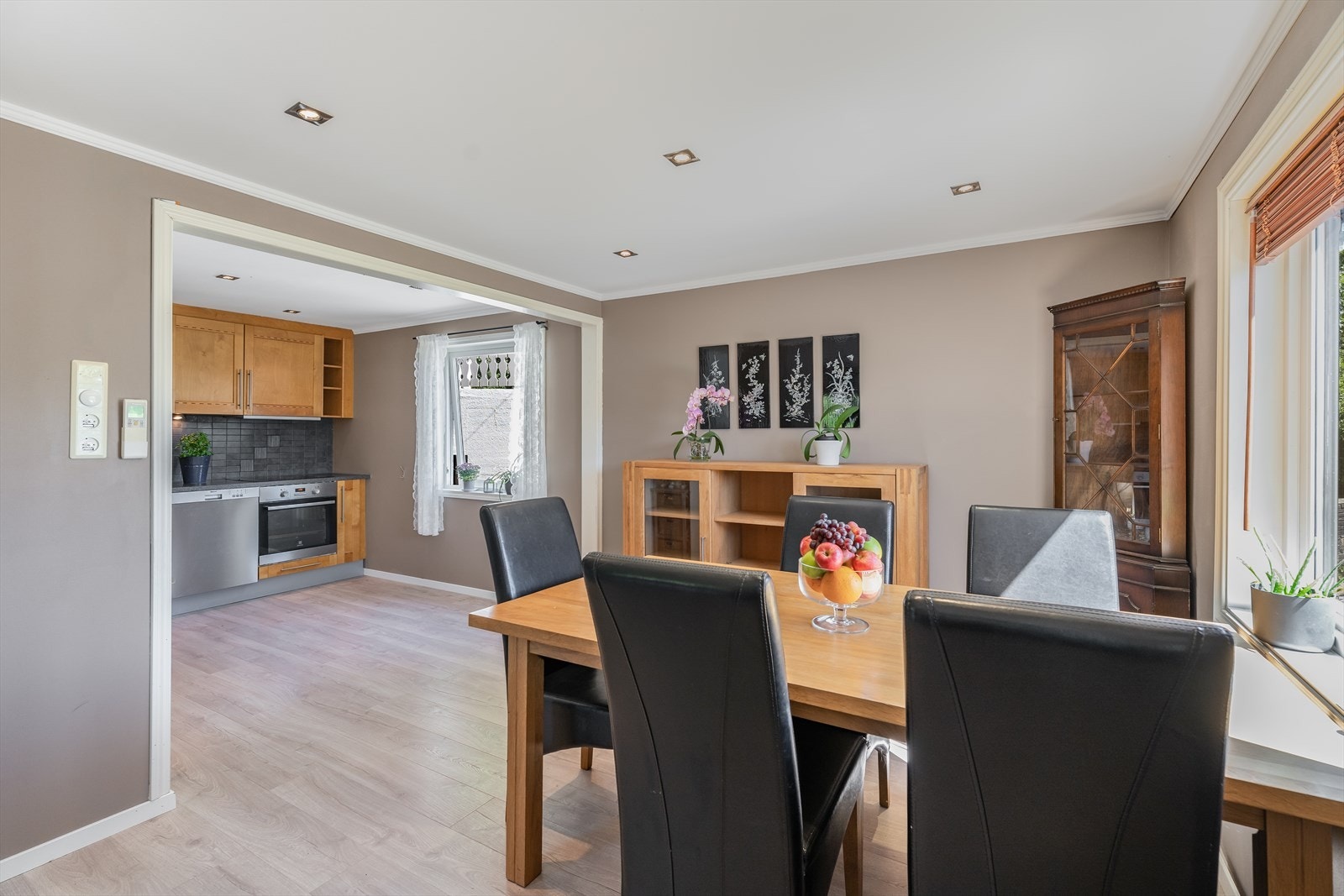 Delvis åpen kjøkkenløsning Galleribilde