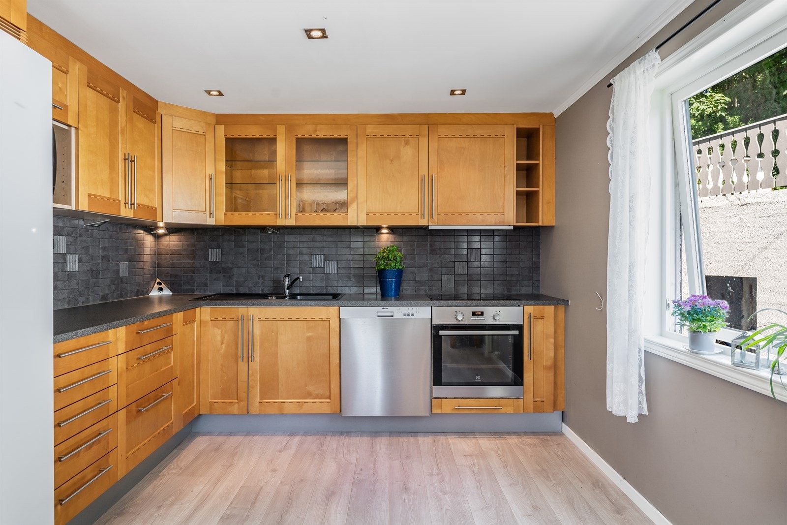 God skap- og skuffeplass Galleribilde